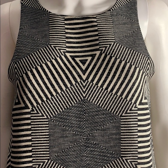 Gorgeous Geometric Tank Top - Picture 4 of 10